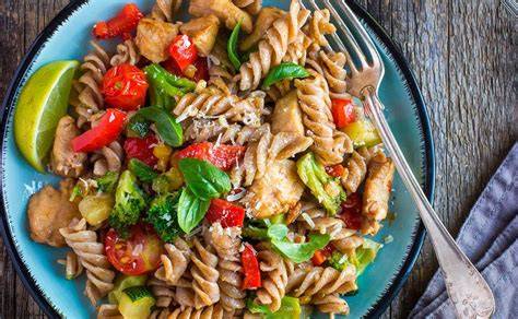 Plato de pasta integral con vegetales frescos