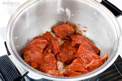 Carne reposando en adobo en el refrigerador