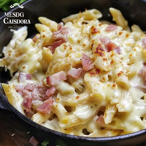 Plato de macarrones a la carbonara recién servidos con queso parmesano