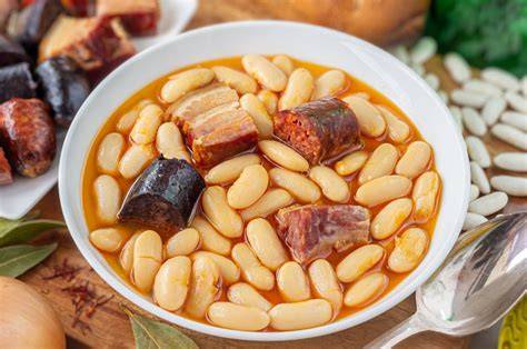 Plato servido de fabada asturiana con su compango