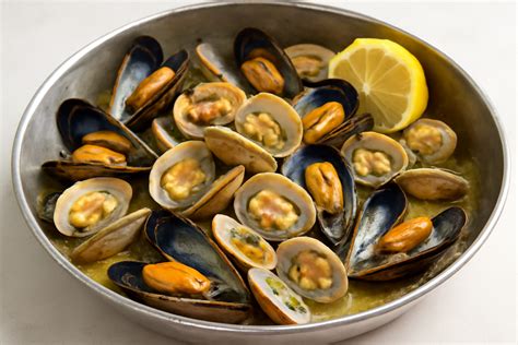 Mejillones y almejas frescos