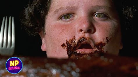 Escena de Bruce comiendo la torta en Matilda