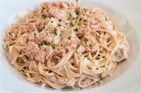 plato de fideos con atún servido