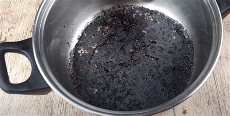 Foto de una olla quemada por fuera antes y después de la limpieza