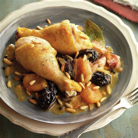 Plato de pollo a la catalana servido con ciruelas y piñones