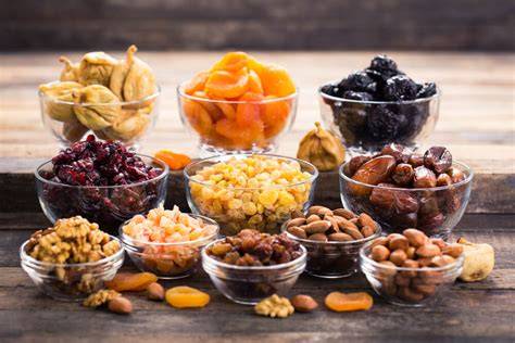 Plato con variedad de frutos secos y frutas