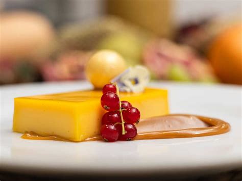 Flan de yogur con salsa de fruta de la pasión