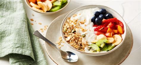Bowl de yogur con granola y frutas