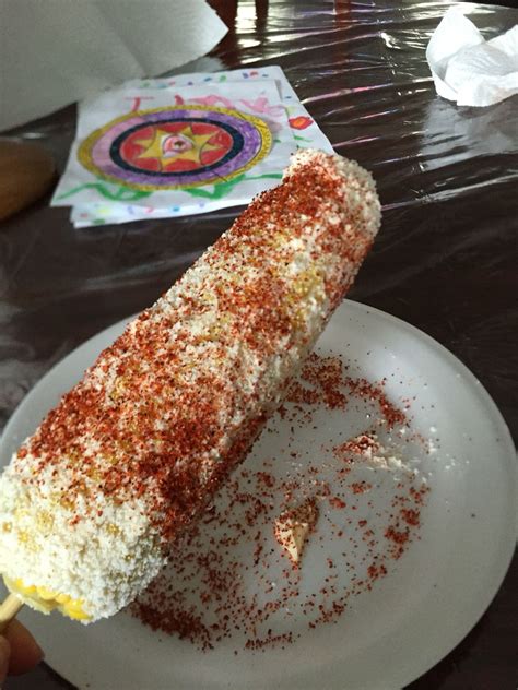 Elote preparado con mayonesa, queso y chile