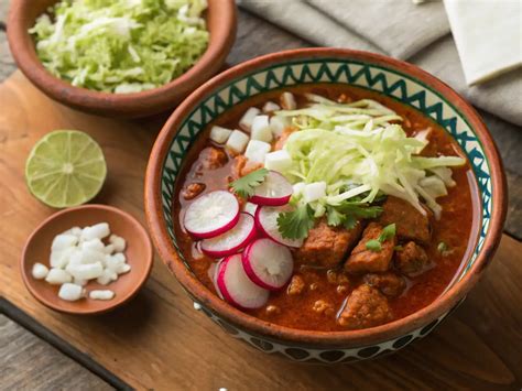 Tazón de pozole rojo con sus acompañamientos