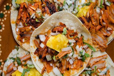 Tacos al pastor con piña y cilantro