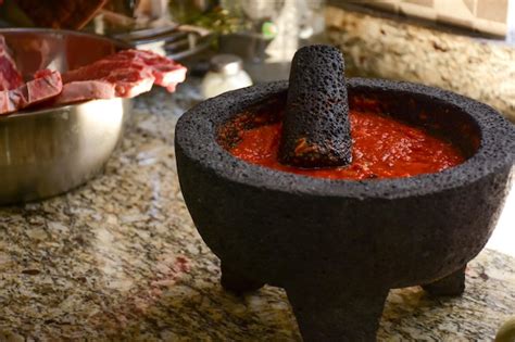 Salsa roja picante en un molcajete