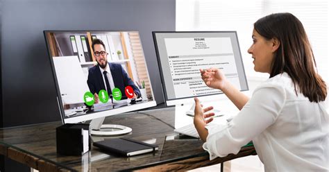 Candidato realizando una entrevista de trabajo online