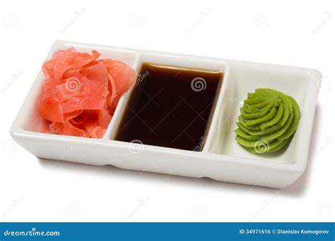 Plato de sushi con una porción de wasabi y jengibre encurtido al lado