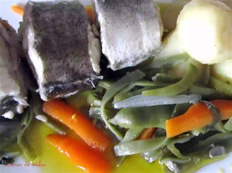 Plato de merluza hervida con verduras frescas
