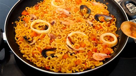 Ingredientes frescos para fideuá: pescado, calamar, fideos