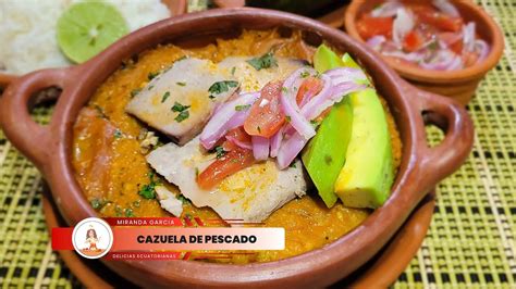 Cazuela de barro con caldo de pescado burbujeando