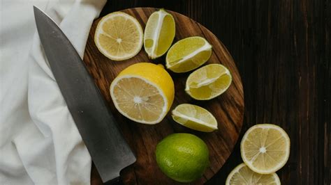 Limones cortados para limpiar microondas