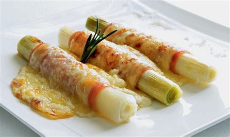 Puerros gratinados con jamón y queso