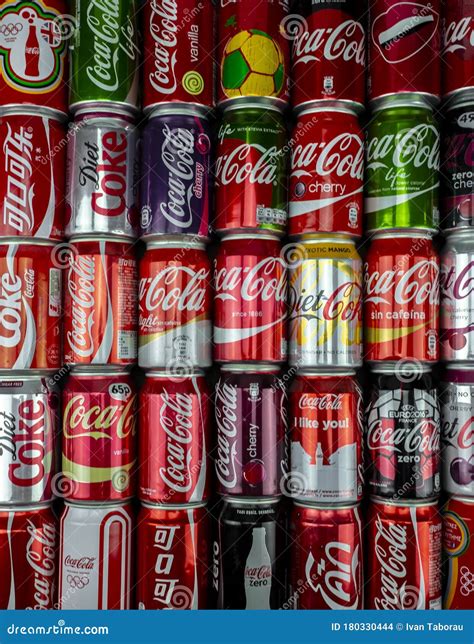 Variedad de latas de Coca-Cola de diferentes colores y sabores