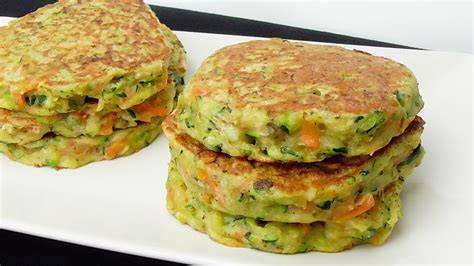 Tortitas de calabacín y zanahoria servidas