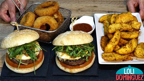 Diversos acompañamientos para hamburguesas como patatas fritas y aros de cebolla