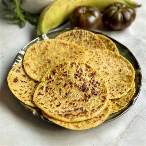 Tortillas de plátano formándose con un rodillo