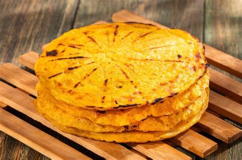 Tortillas de plátano cocinándose en una sartén