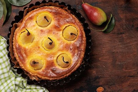 Tarta de pera casera recién horneada