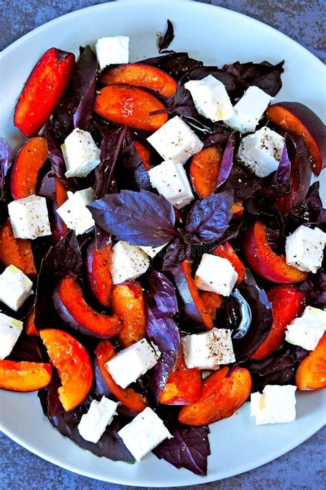 Ensalada de ciruelas con queso