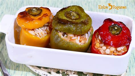 Pimientos italianos rellenos de arroz integral listos para servir