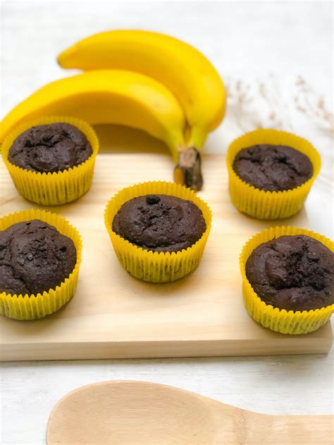 Moldes de muffins con rodajas de banano antes de hornear