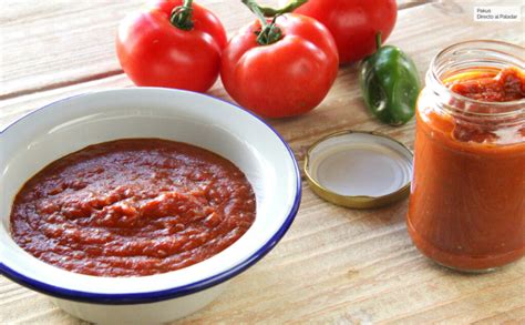 Tomates frescos maduros para hacer tomate frito