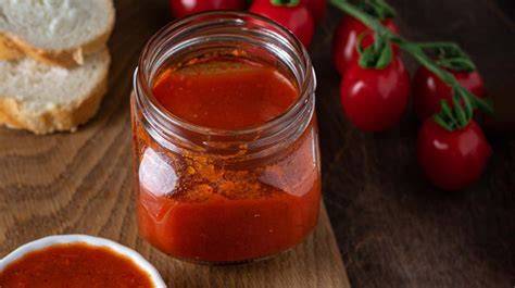 Botes de tomate frito casero en conserva