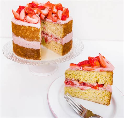 Pastel de tres leches decorado con fresas frescas