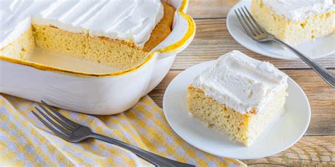 Porción de pastel tres leches servido en un plato