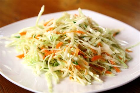 Ensalada de repollo con zanahoria y aderezo cremoso