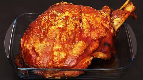 Pernil de cerdo recién horneado sobre una bandeja