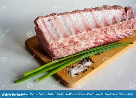 secreto de cerdo fresco sobre una tabla de madera