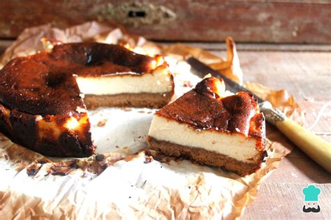 Tarta de queso con base de galleta y cubierta de frutos rojos
