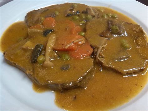 Plato de redondo de ternera en salsa con guarnición de patatas