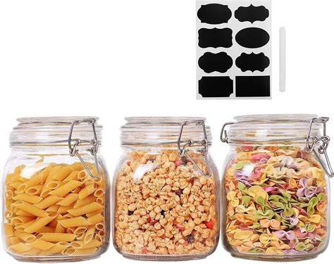 Tarros de cristal herméticos con alimentos deshidratados