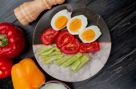 Plato de huevos cocidos con verduras y frutas