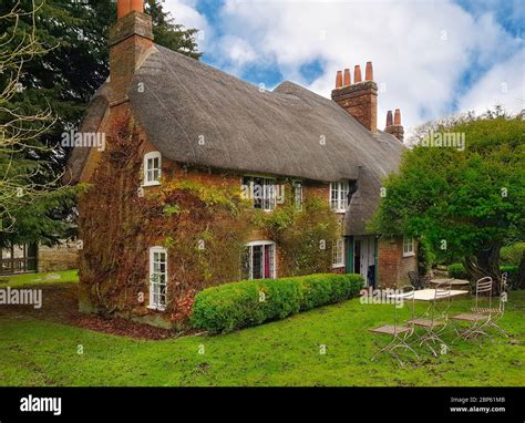 Ilustración de una casa de campo inglesa con chimenea