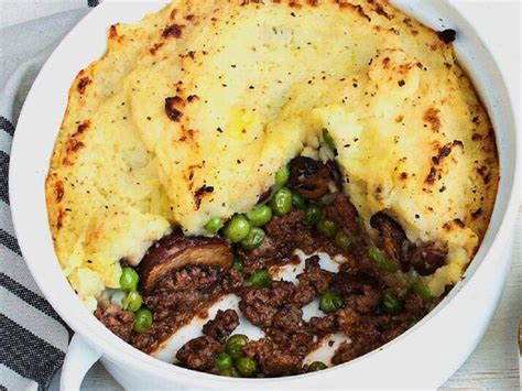 Cottage pie recién horneado y gratinado