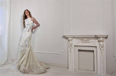 Detalle de los acabados en un vestido de novia de alta costura
