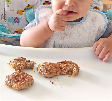 Bebé comiendo una hamburguesa de pollo BLW