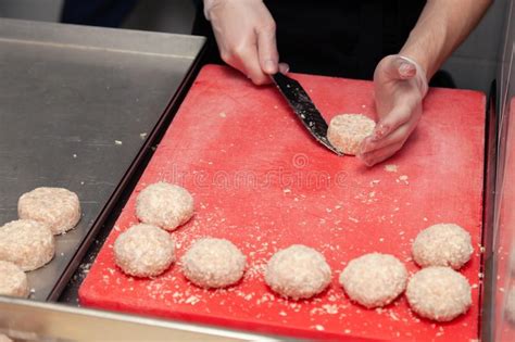 Manos formando pequeñas hamburguesas BLW