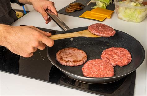 Hamburguesas de pollo doradas en la sartén