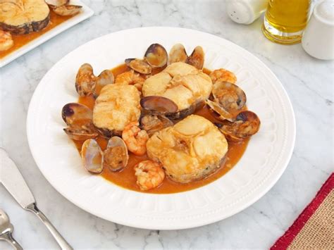 Plato de merluza a la marinera servido
